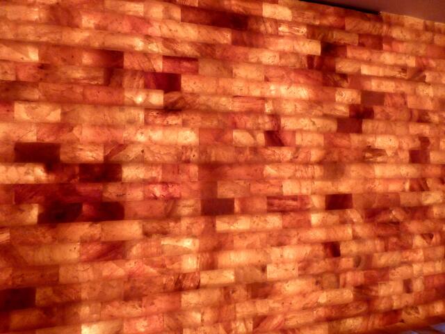 Die Wand zeigt die aufgehende Sonne.
