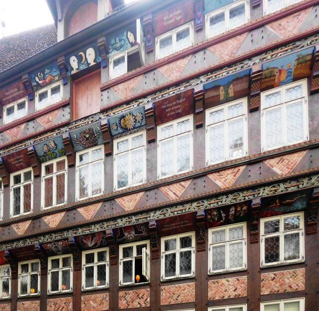 Einen Blick auf das Amtshaus werfen