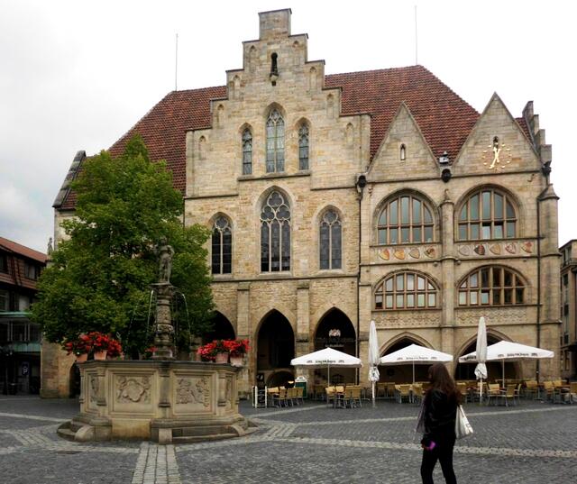 Rathaus mit Brunnen