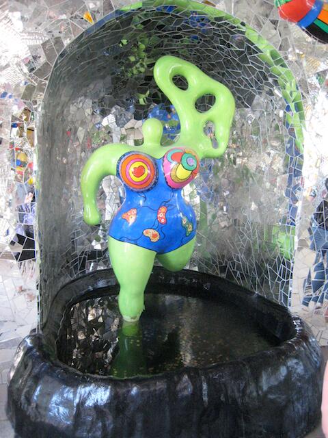Werk der Künstlerin Niki de Saint-Phalle in der Orangerie der Herrenhäuser Gärten