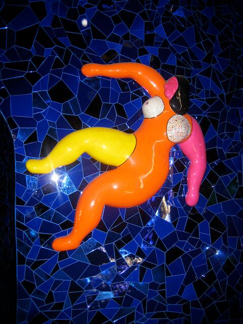 Werk der Künstlerin Niki de Saint-Phalle in der Orangerie der Herrenhäuser Gärten