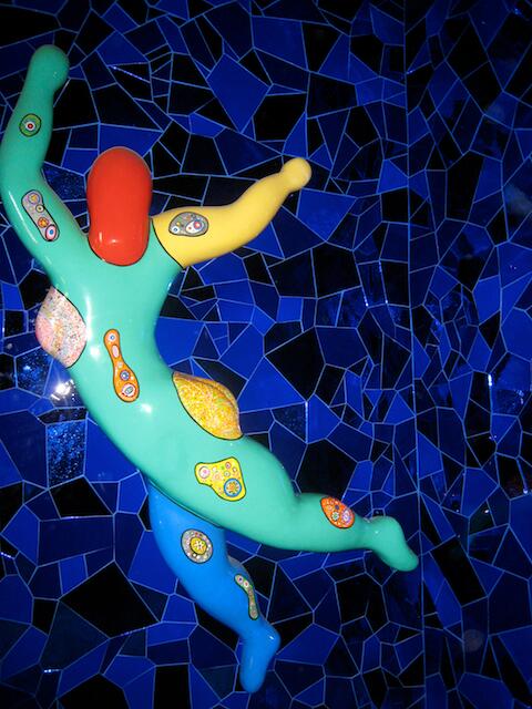 Werk der Künstlerin Niki de Saint-Phalle in der Orangerie der Herrenhäuser Gärten