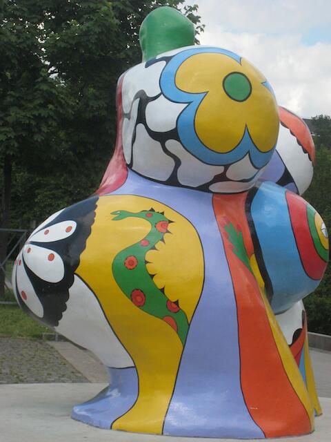 Eine der Nanas von Niki de Saint-Phalle