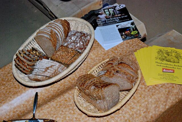 ... & dazu: Lichtkornbrot, Schrotling, Sonnenblumenbrot, Dinkelbrot, Bauernbrot mit Koriander, Kürbiskernbrot, Mehrkornbrot, Schilfkornbrot