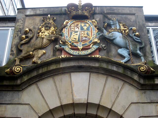 Ein altes Kasernentor einer britischen Kaserne schmückt die Bauverwaltung Hannover.