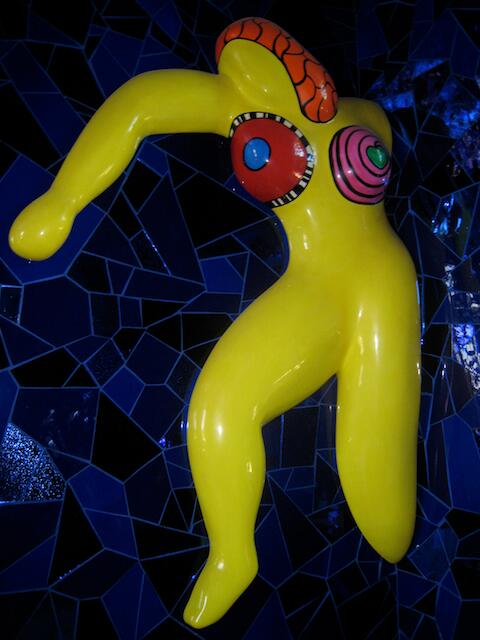 Werk der Künstlerin Niki de Saint-Phalle in der Orangerie der Herrenhäuser Gärten