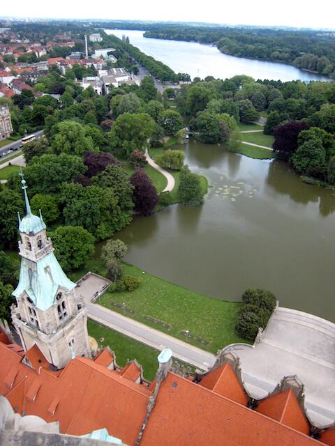 Bester Blick von der Rathauskuppel über Hannover und den Maschsee