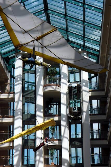 Das Maritim Airport Hotel wird seinem Namen gerecht. Hier die Lobby mit Flugobjekten