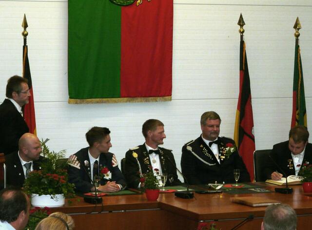 Eintragen in das  -Goldene Buch- der Stadt Peine: Freischießenkönige 2010/11