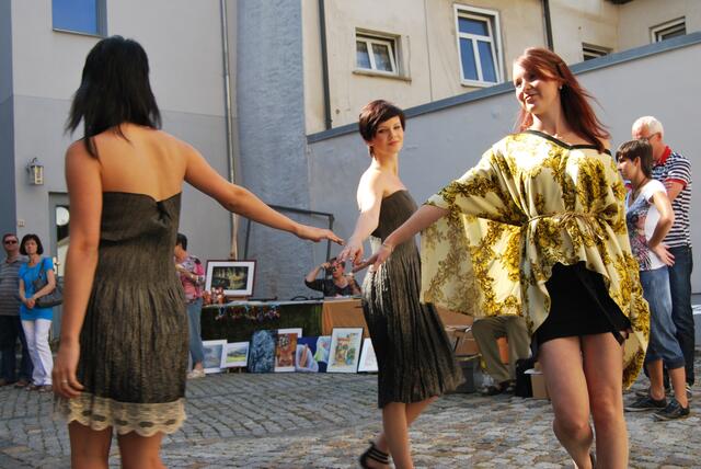 Models zeigen Kreationen der Thüringer Modedesignerin Jeannette Schlenzig, Absolventin der Schule für Mode und Design.