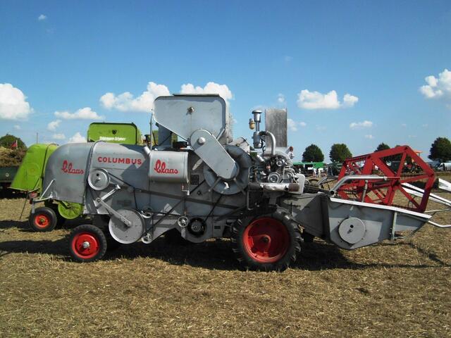 Claas Columbus, ein neuer Mähdrescher (Kleinselbstfahrer mit 1,8 m Breite) wurde bis 1966 ?gebaut