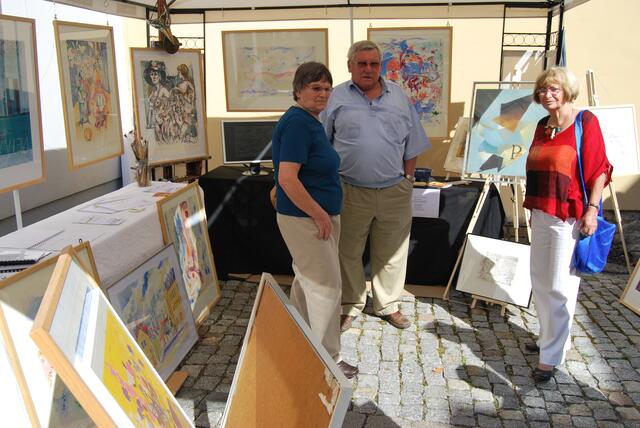 Besucher im Stand von Olaf Stefan Winter, der die Arbeiten seines Vaters Detlef Winter präsentierte.