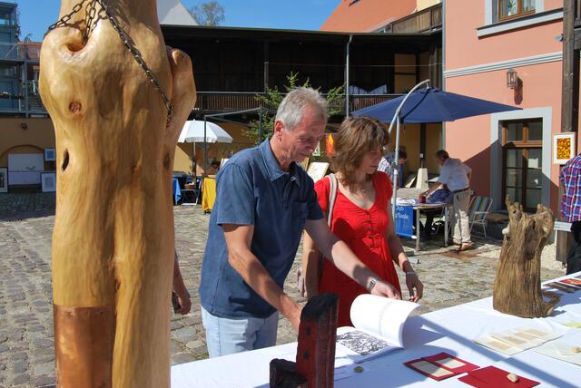 Besucher am Stand von Thomas J. Scheithauer.