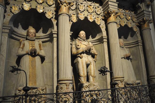 Im Turmdurchgang befindet sich hinter einem schmiedeeisernen Gitter das 4,5 Meter hohe und 9 Meter breite steinerne Grabdenkmal des Grafen Otto IV. (1544 bis 1576) inmitten seiner beiden Frauen. Das Grabmal wurde 1581 von seiner zweiten Frau Elisabeth Ursula von Braunschweig-Lüneburg eingeweiht. Es stand bis zur Restaurierung der Kirche in den 1970er Jahren im Chor der Kirche. Graf Otto IV. führte die Reformation in der Grafschaft Schaumburg-Lippe ein.