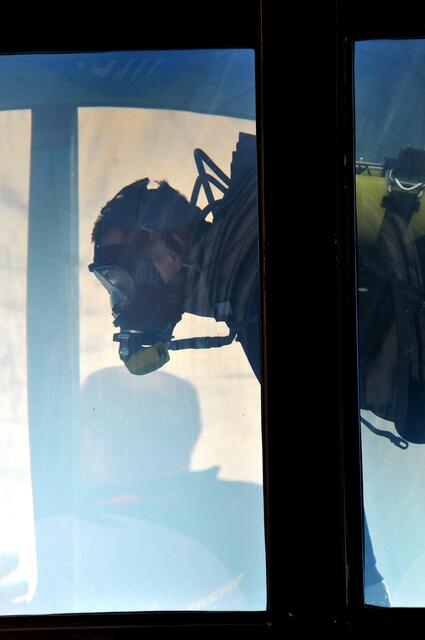 Ein Taucher der Feuerwehr Hannover demonstriert seine Aufgaben.