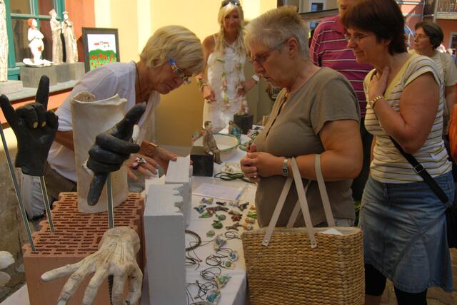 Schmuck, Plastik und Malerei gab es am gemeinsamen Stand von Heike Minner sowie Michaela und Thomas Burkhardt.