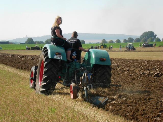 Resi I hol di mit dem Tracktor ab