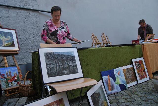 Die Naumburgerin Doris Seifert baut ihren Stand auf.