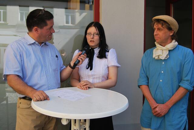 Moderator Thomas Scheidt interviewt Modedesignerin Jeanette Schlenzig und Lutz Liebecke, Geschäftsführer der Schule für Mode und Design.