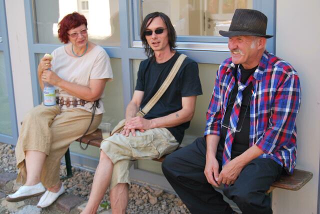 Drei Künstler auf einer Bank: Anita Wolff, Thomas J. Scheithauer und Peter Sahl.