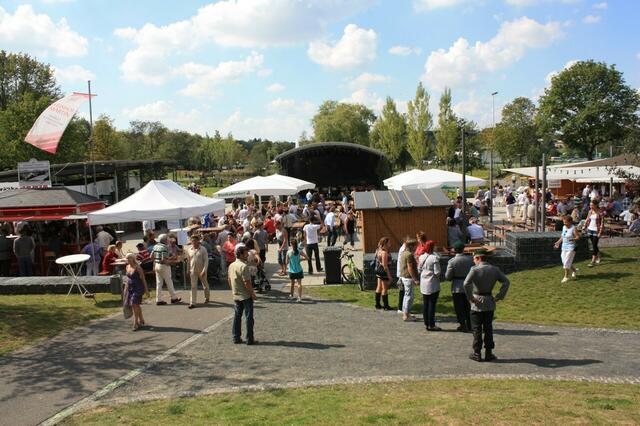 37. Heimat- und Soldatenfest in Stadtallendorf; Weindorf