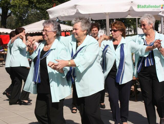 37. Heimat- und Soldatenfest in Stadtallendorf; Seniorentanzgruppe