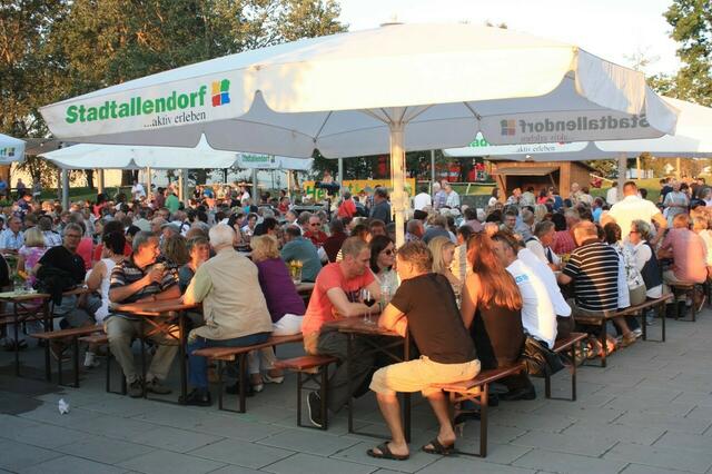 37. Heimat- und Soldatenfest in Stadtallendorf; Weindorf