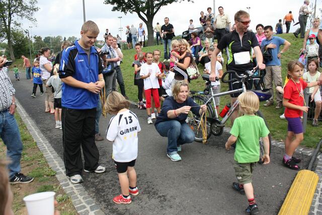 37. Heimat- und Soldatenfest in Stadtallendorf; Stadtlauf, bei den "Bambini" erhalten alle Teilnehmer am Zieleinlauf eine Medallie