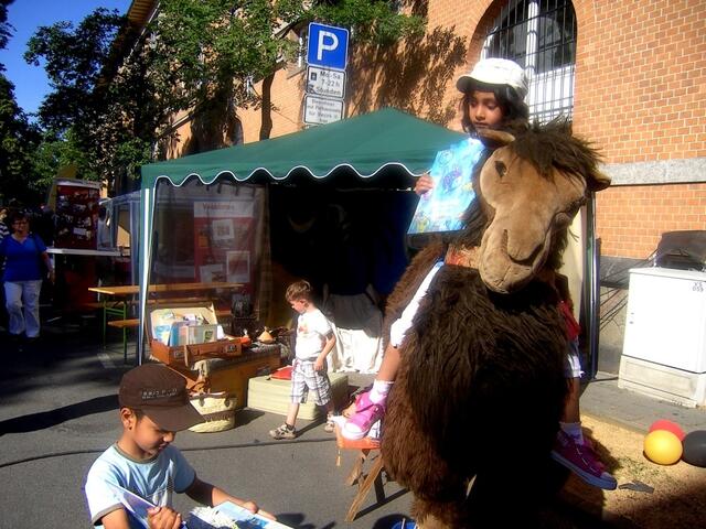 Kleine Besucherinnen und Besucher der Lese- & Erzählkarawane.