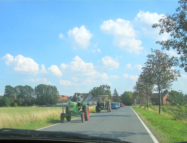 Auf der Rückfahrt kamen uns aus Oerie viele Oldtimer-Trecker entgegen (zu spät die Kamera gezückt!)