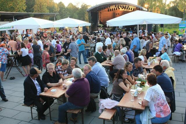 37. Heimat- und Soldatenfest in Stadtallendorf; Weindorf