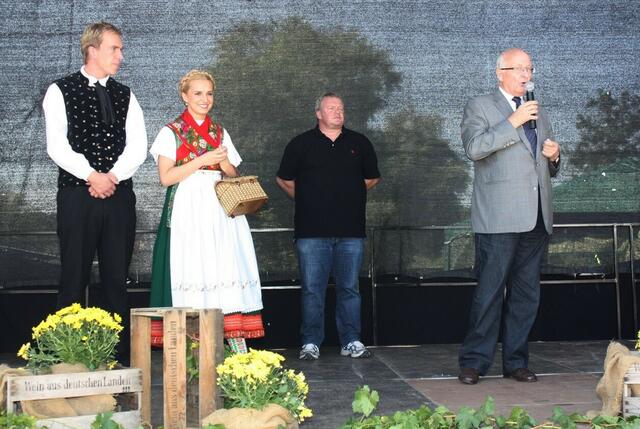 37. Heimat- und Soldatenfest in Stadtallendorf; Eröffnung des Weindorfes mit Bürgermeister Manfred Vollmer, Reiner Bremer und dem Hessentagspaar