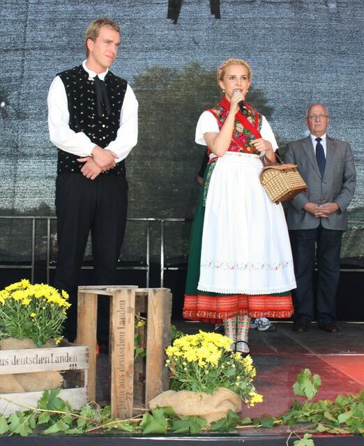 37. Heimat- und Soldatenfest in Stadtallendorf; Eröffnung des Weindorfes mit dem Hessentagspaar