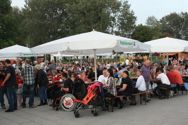 37. Heimat- und Soldatenfest in Stadtallendorf; Weindorf
