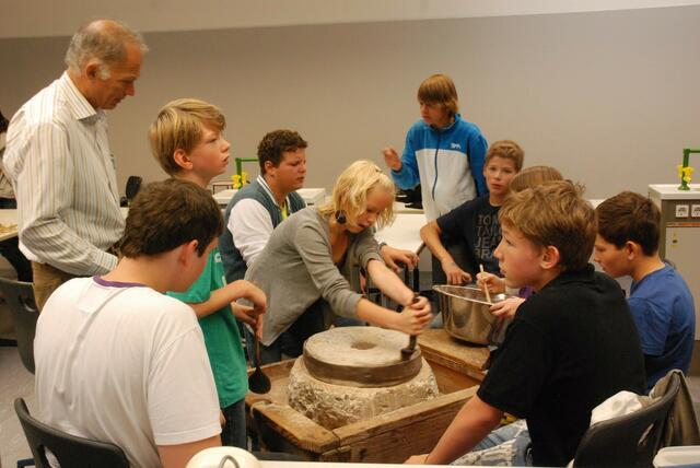 40 jahre IGS Garbsen, rundgang     06  brotbacken im 7. jahrgang