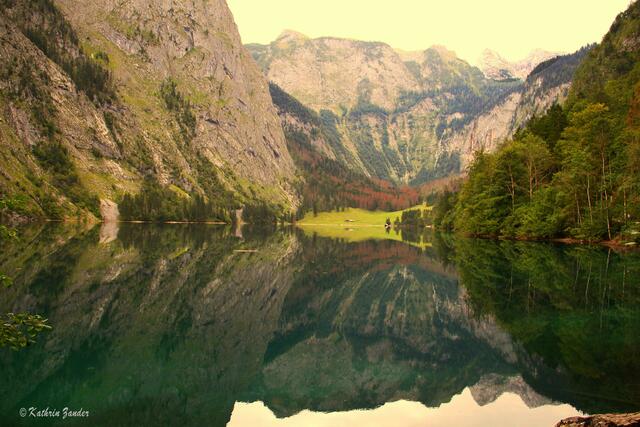 Obersee ganz hinten im Sonnenschein liegt die Fischunkelalm die Teufelshörner sind rechts in der Spiegelung gut zu erkennen