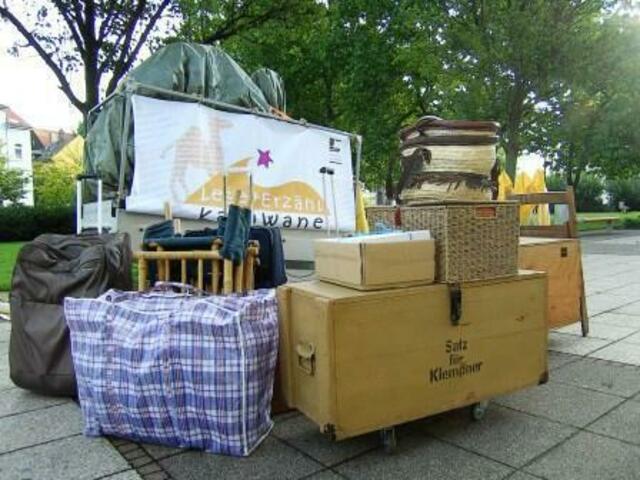 Lese- & Erzählakrawane: Ja, das ist schon eine Menge Gepäck, mit dem Soraya und ich unterwegs sind. Eine ganz neue Erfahrung, das Caravaning;-)