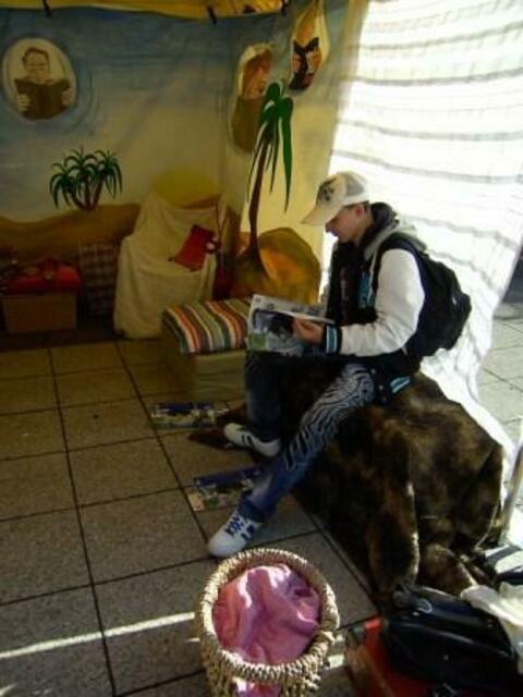 Für die Lese- & Erzählkarawane einer der Helden des Tages: Daniel beim Bestücken der vhs-Broschüre, die unsere Workshops ankündigt,mit unseren Flyern.