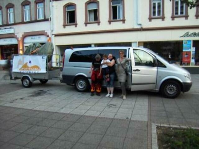 Adieu, merci und vielen Dank! Oma Roth, Bianca mit Brian und Paula. Soraya steht in ihr wetterfestes Cape gehüllt auf dem Anänger (v.l.).