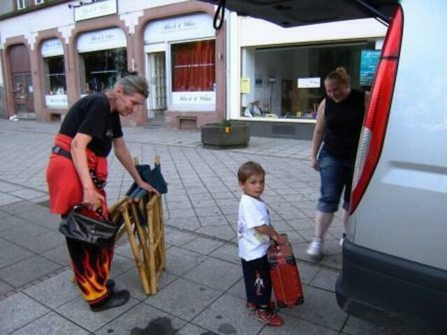 Für die Lese- & Erzählkarawane Helden des Tages: Oma Roth zusammen mit Bianca und Nachwuchslogistiker Brian.