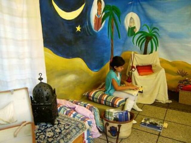 Für die Lese- & Erzählkarawane einer der Heldinnen des Tages: Ayse beim Bestücken der vhs-Broschüre, die unsere Workshops ankündigt,mit unseren Flyern.