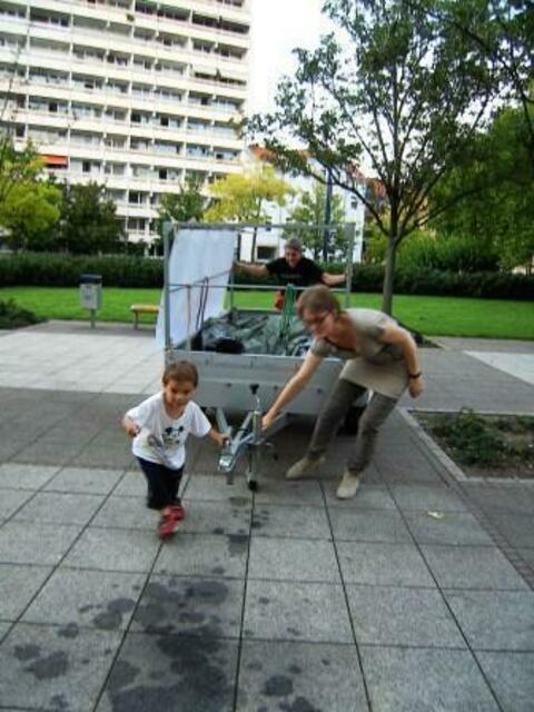 Helden des Tages: Nachwuchslogistiker Brian zusammen mit mir vor den Karren unseres Lesekamels gespannt.Oma Roth schiebt von hinten an.