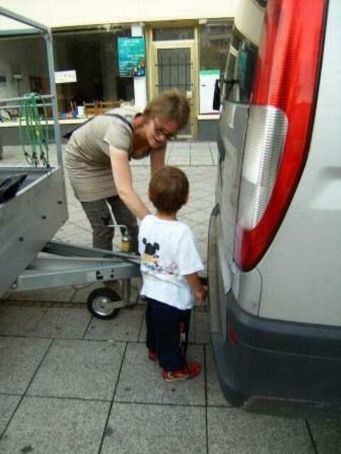 Nachwuchslogistiker Brian lernt von mir, wie der Anhänger fachkundig angekuppelt wird: Soraya möchte ja in ihren Stall - und wir sie unterwegs nicht verlieren.