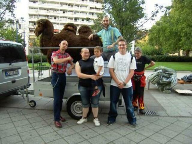 Helden des ausklingenden Tages: Kevin, Bianca mit Brian, Tino, (uns noch) unbekannter Offenbacher  Helfer und Oma Roth ( v.l.).