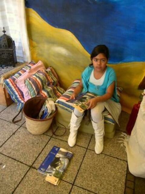 Für die Lese- & Erzählkarawane einer der Heldinnen des Tages: Ayse beim Bestücken der vhs-Broschüre, die unsere Workshops ankündigt,mit unseren Flyern.