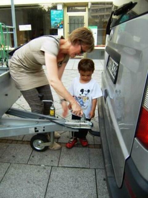 Nachwuchslogistiker Brian lernt von mir, wie der Anhänger fachkundig angekuppelt wird: Soraya möchte ja in ihren Stall - und wir sie unterwegs nicht verlieren.