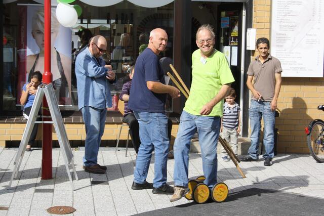 Auch der Vereinsvorsitzende Heinz Kreichelt hat seinen Spass beim Pedalo-Fahren.