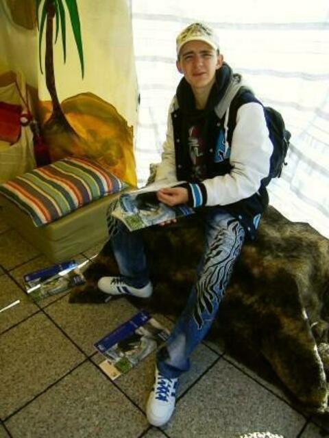 Für die Lese- & Erzählkarawane einer der Helden des Tages: Daniel beim Bestücken der vhs-Broschüre, die unsere Workshops ankündigt,mit unseren Flyern.