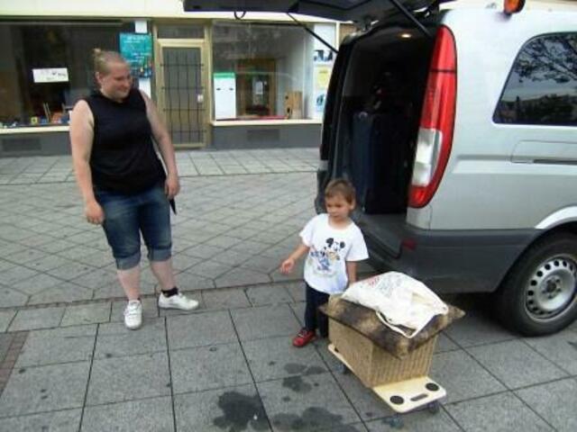 Für die Lese- & Erzählkarawane Helden des Tages: Bianca Roth und der Nachwuchslogistiker Brian.