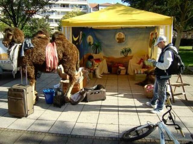 Für die Lese- & Erzählkarawane Helden des Tages: Ayse und Daniel beim Aufbau.